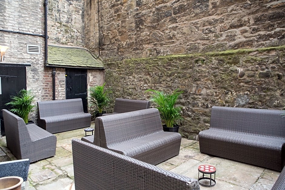Edinburgh Castle Apartments And Suites
