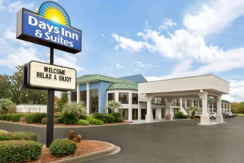 Days Inn & Suites by Wyndham Savannah Midtown