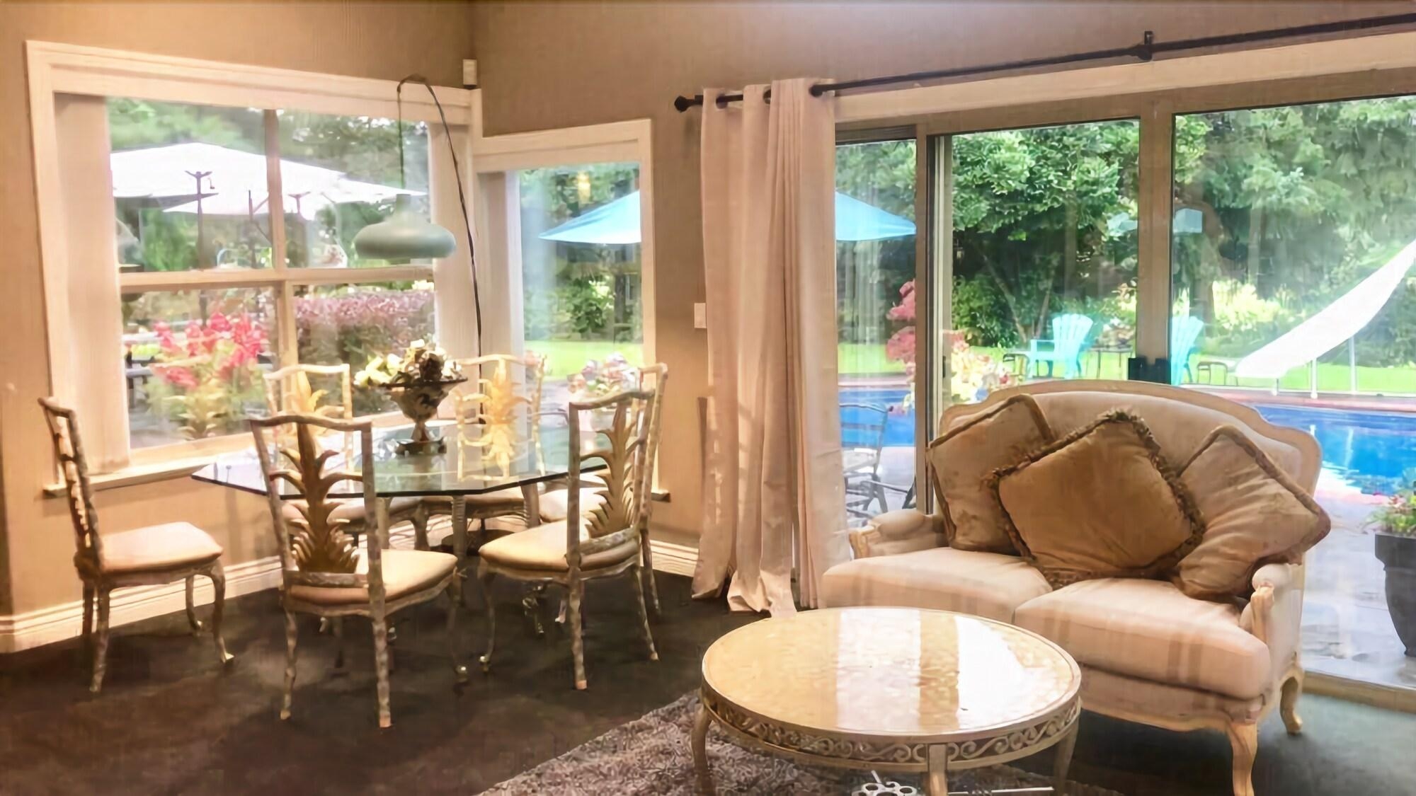 Cedar Manor Bed And Breakfast