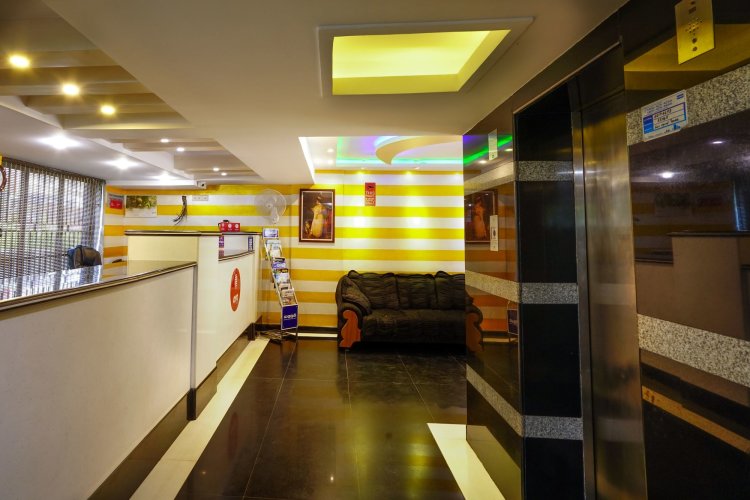 OYO 9932 Hotel Half Moon Residency