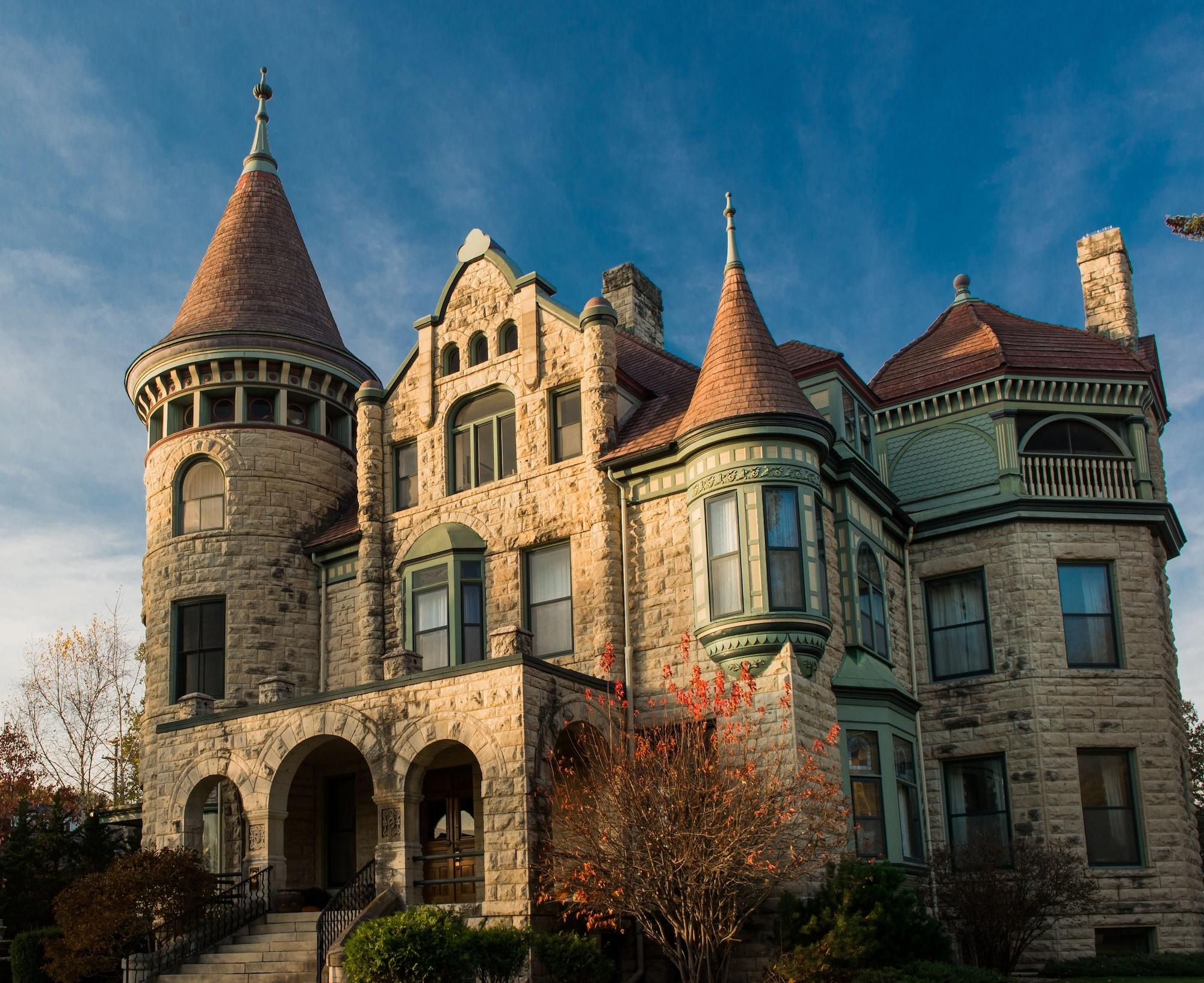 Castle La Crosse Bed And Breakfast