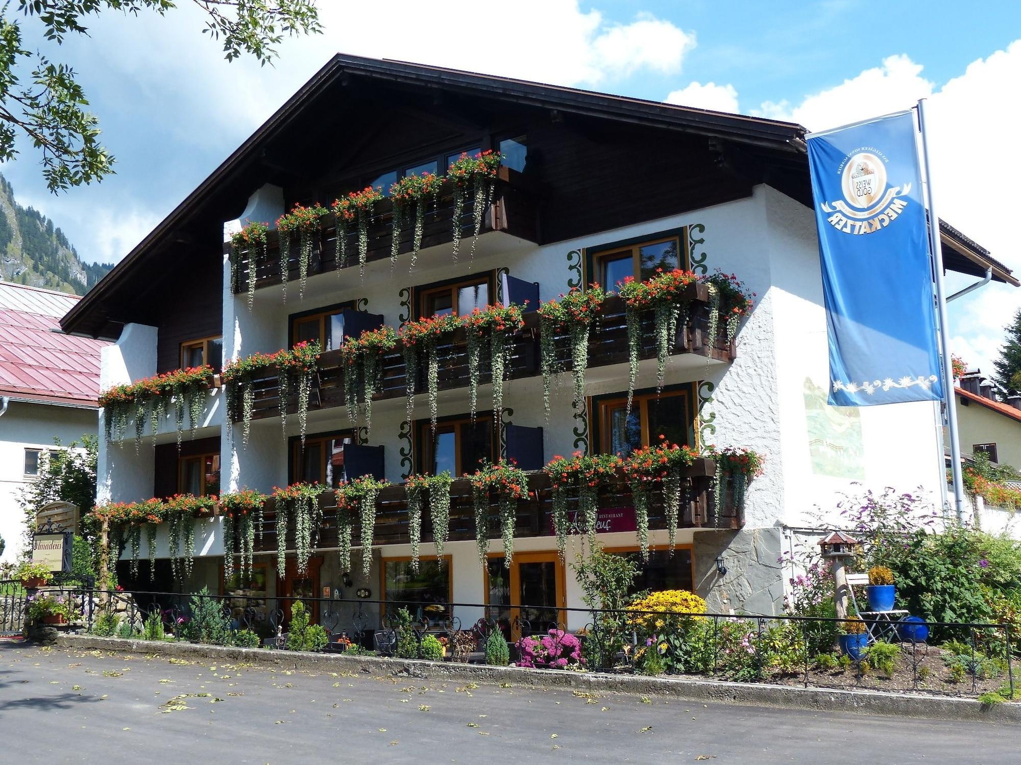 Amadeus Hotel & Cafe