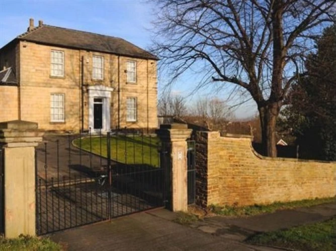 Diplomats Lodge B&B - Guest House
