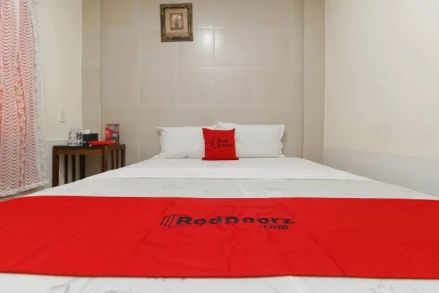 RedDoorz near Maimun Palace