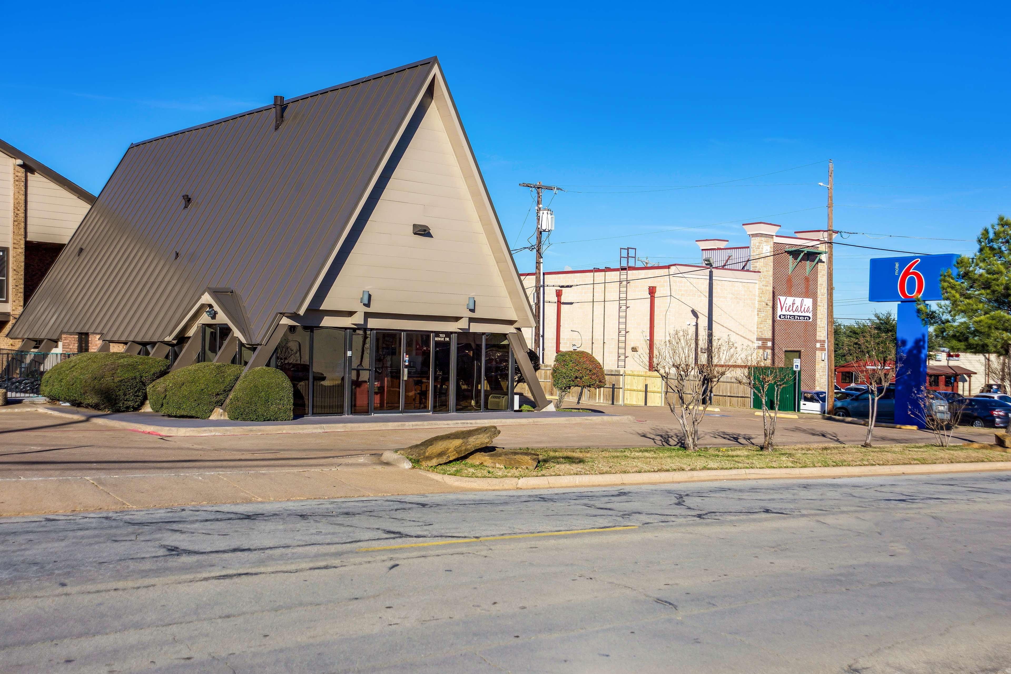 Motel 6 Arlington, TX - UTA